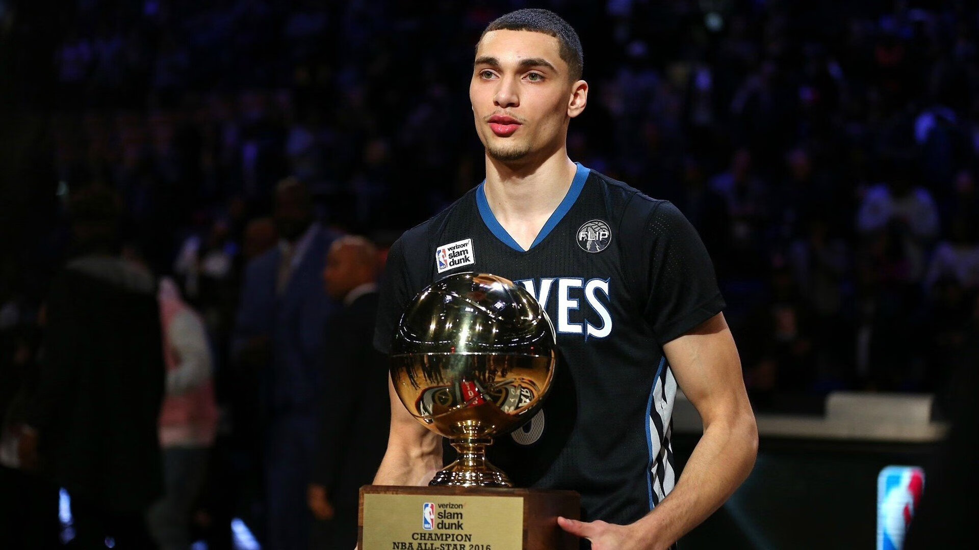 九游娱乐APP-主场气氛热烈观众打出创意标语为球队送上全场支持，球队主题