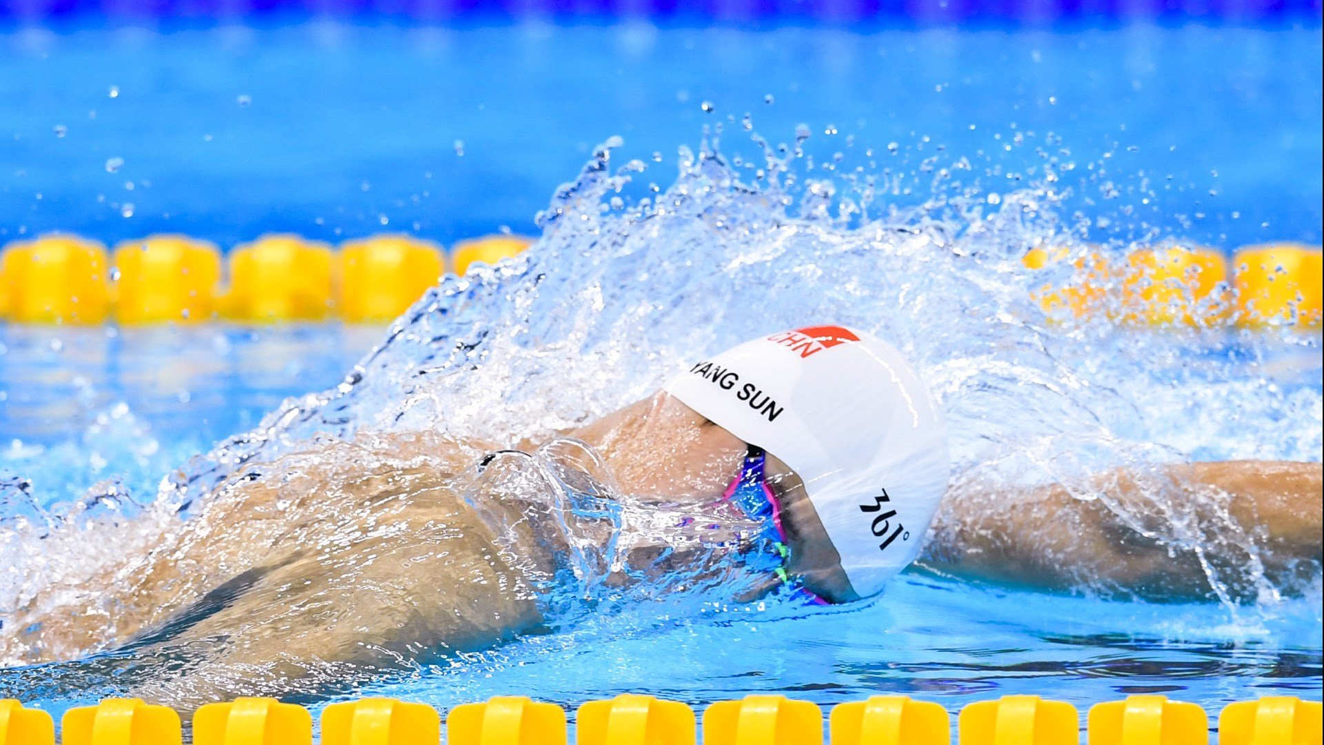 主场气氛热烈观众打出创意标语为球队送上全场支持,球队主题