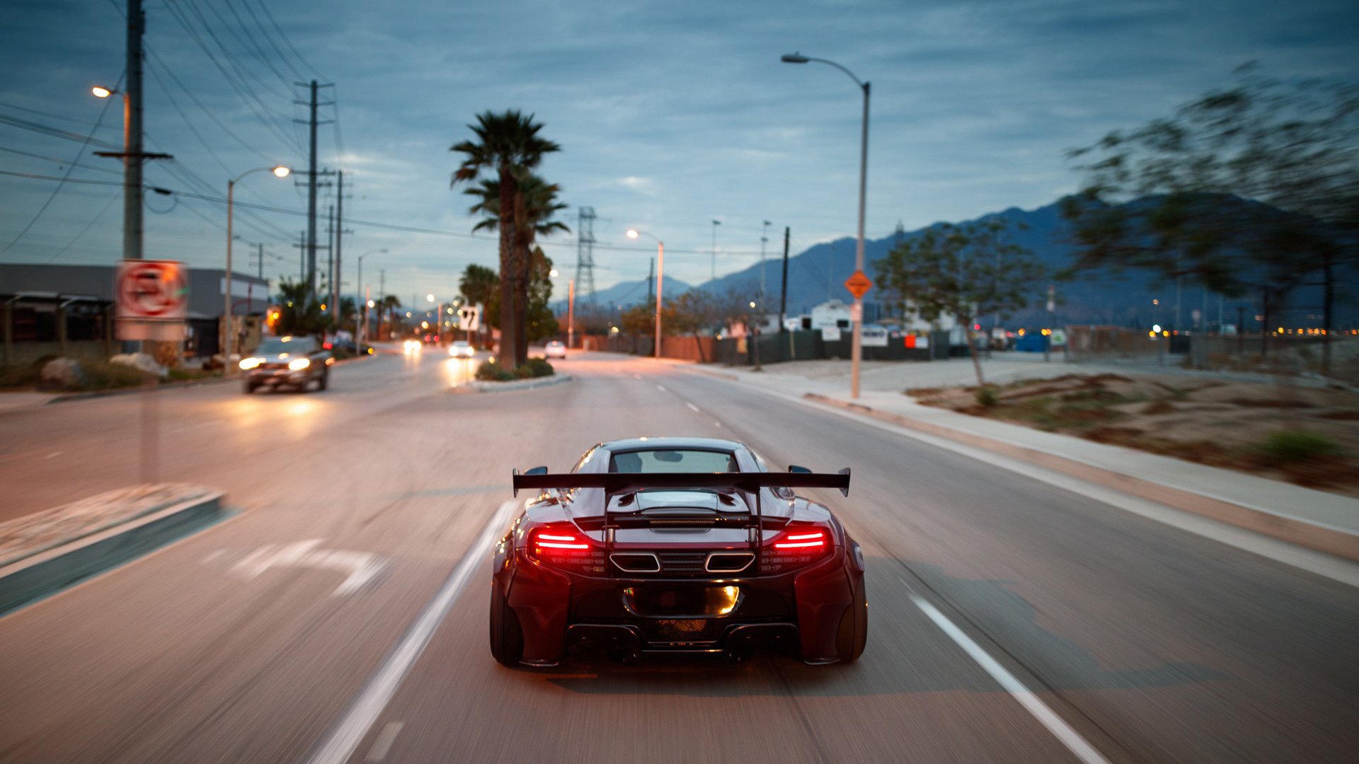 李娜与老公出席公益慈善拍卖会,李娜经历